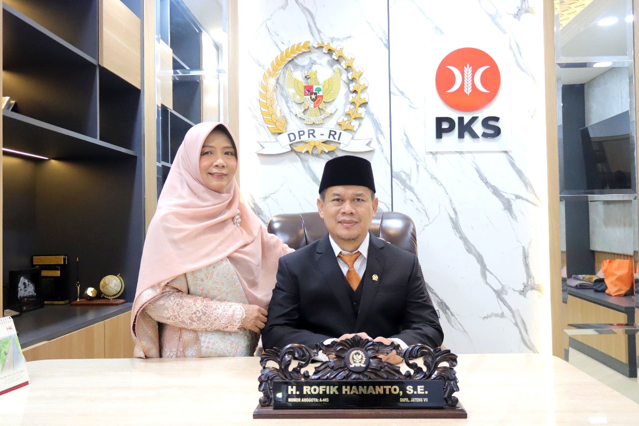 Bapak H. Rofik Hananto, S.E. bersama Hj. Fidhoh Threeyati, S.Pd.I.